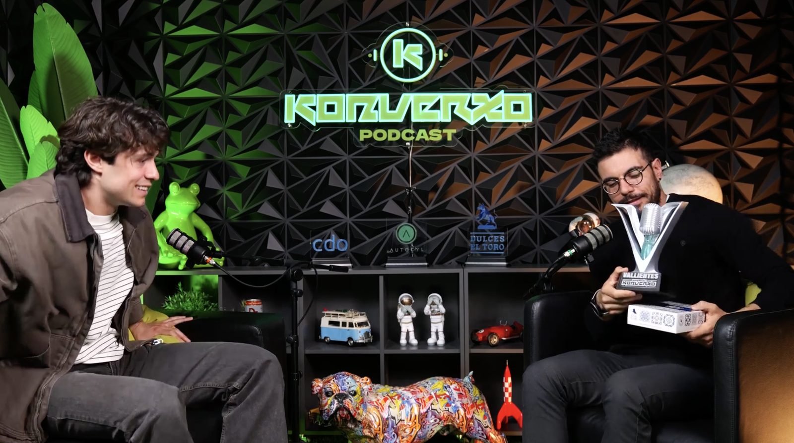 Gon Abril recibiendo el trofeo VALLIENTES en el set de Konverxo Podcast