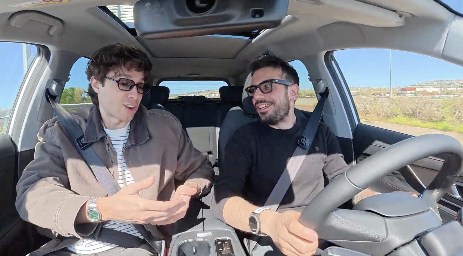 Dono y Gon Abril a bordo del vehículo oficial AutoCYL en la recogida del invitado
